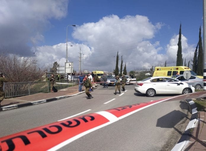 Terrorangrep nord for Jerusalem Flere personer ble skutt av en palestinsk terrorist ved et veikryss utenfor Ariel, nord for Jerusalem, søndag 17. mars.