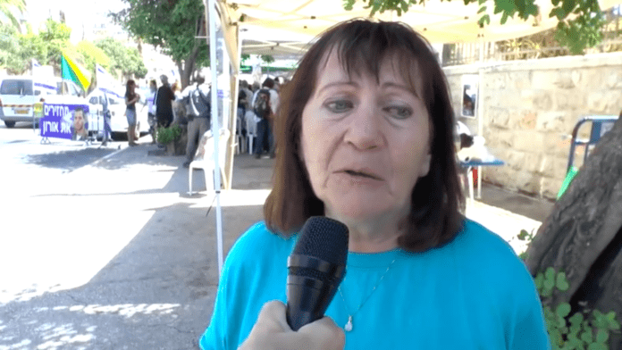 Zehava Shaul Zehava Shaul er alvorlig syk av kreft. Hun håper å finne ut hva som skjedde med sønnen sin før hun dør. (Foto: Skjermdump YouTube)