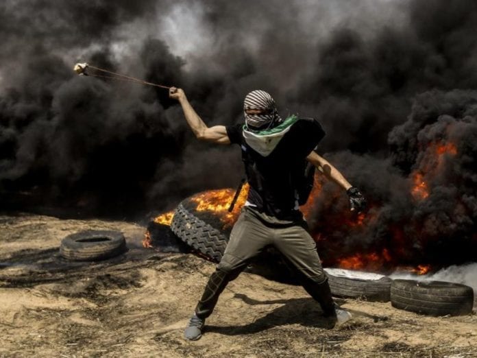 gaza-sling-riots FN mener opptøyene langs Gaza-grensen har vært fredelige. Militære eksperter derimot mener de er svært voldelige.
