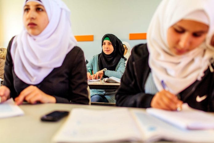 Palestinske jenter i Saffa jenteskole i Ramallah-distriktet på Vestbredden. (Foto: Bobby Neptune, USAID, flickr) Palestinske jenter i Saffa jenteskole i Ramallah-distriktet på Vestbredden. (Foto: Bobby Neptune, USAID, flickr)