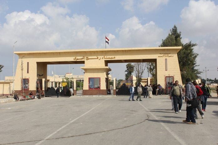 1200px-Egyptian_Convoy_to_Gaza,_Palestine 400 personer om dagen får krysse Rafah-overgangen mellom Gaza og Egypt. De som betaler mest kommer først i køen.