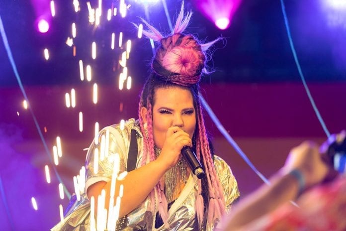1280px-ColognePride_2018-Sonntag-Hauptbühne-2130-Netta_Barzilai-9395 Israelske Netta Barzilai mener dem som oppfordrer til boikott av Eurovision i Israel sprer mørke. (Foto: Wikimedia Commons)