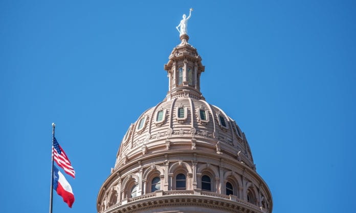 34375155863_c5f9237728_k Det amerikanske flagget og flagget til Texas vaier utenfor Texas State Capitol i Austin. (Foto: Flickr)