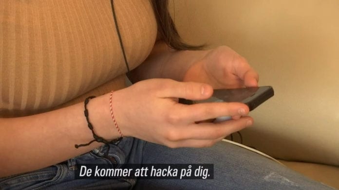 I stedet for å kjempe for ytringsfrihet, bøyde læreren av for press fra pøbelen i klassen. (Skjermdump fra SVT) I stedet for å kjempe for ytringsfrihet, bøyde læreren av for press fra pøbelen i klassen. (Skjermdump fra SVT)