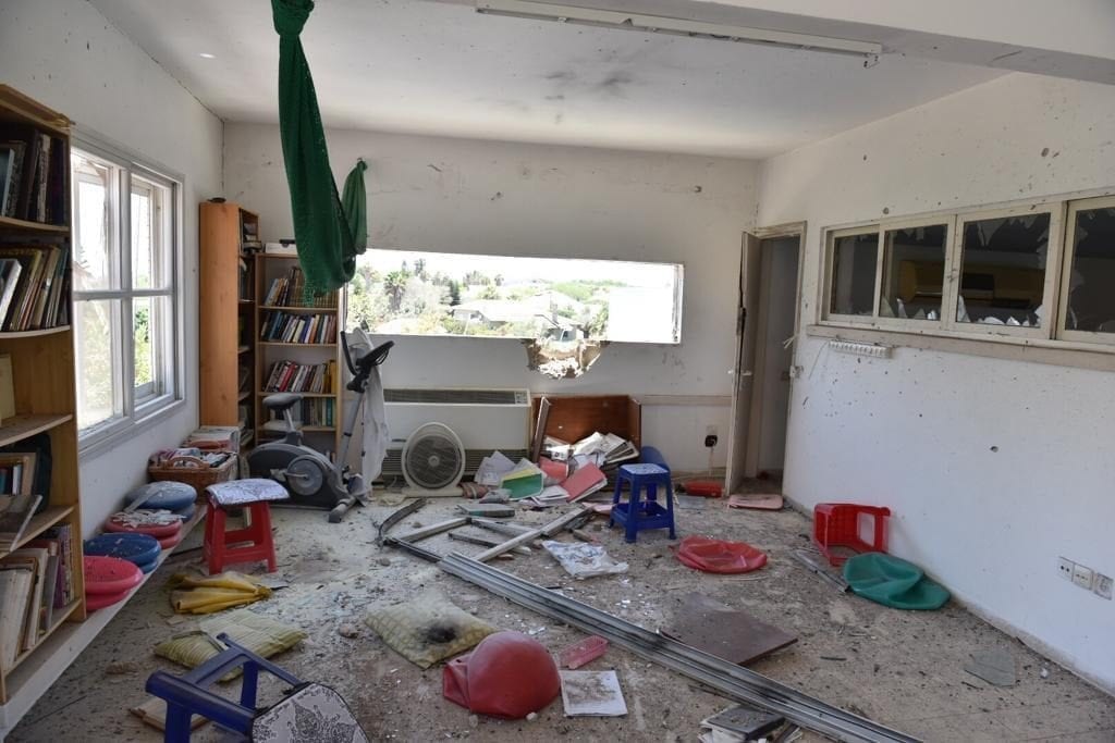 Slik så det ut på innsiden av et bolighus i Ashkelon som ble truffet av en rakett lørdag morgen. (Foto: Det israelske politiet)