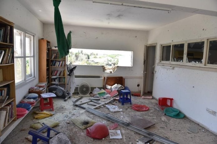 IMG-20190504-WA0007 Slik så det ut på innsiden av et bolighus i Ashkelon som ble truffet av en rakett lørdag morgen. (Foto: Det israelske politiet)