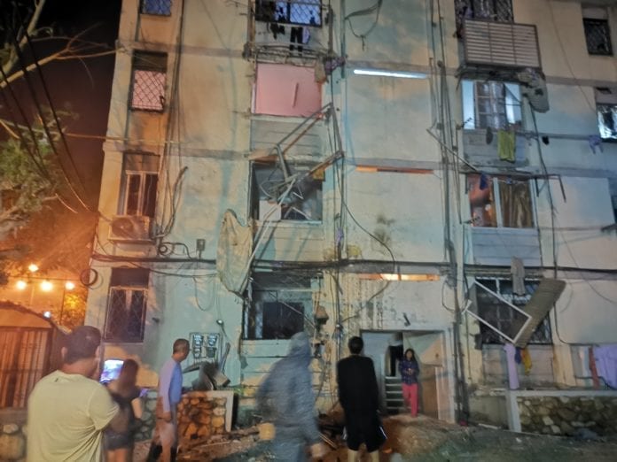 IMG-20190505-WA0005 Flere boliger truffet av rakettene fra Gaza. Denne bygningen i Ashkelon ble truffet av en rakett natt til søndag.