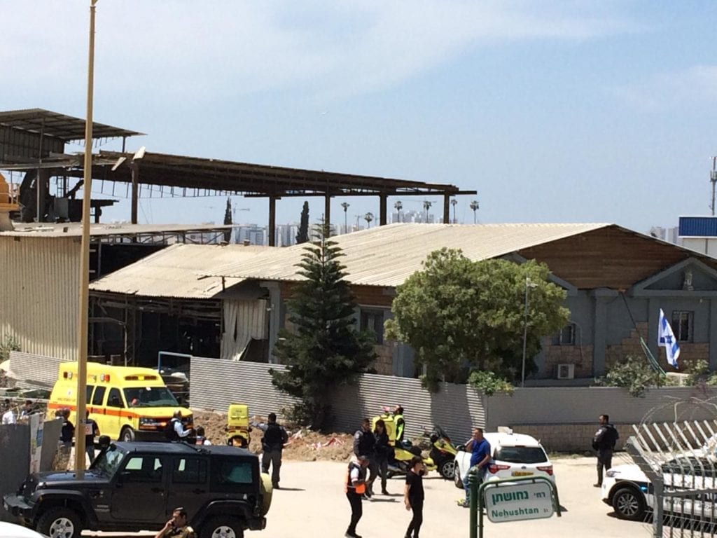 En rakett fra Gaza traff midt i en fabrikk i byen Ashkelon. Flere personer er skadet. Tilstanden kritisk for to av dem.