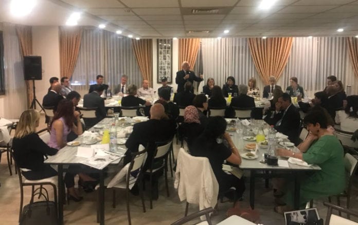 Saeb Erekat (stående) taler til diplomater 27. mai. Norges representant til palestinske myndigheter sitter tre plasser til høyre for Erekat. (Foto: PLO, Twitter)