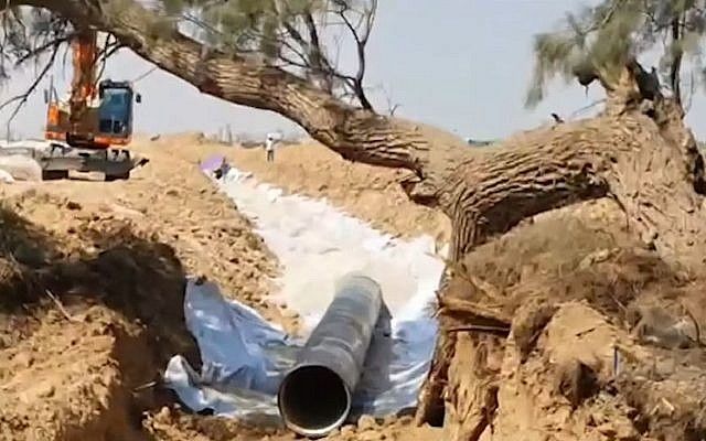 Arbeidet er i gang med en fjerde vannrørledning fra Israel til Gaza. (Skjermdump fra YouTube, via Times of Israel)
