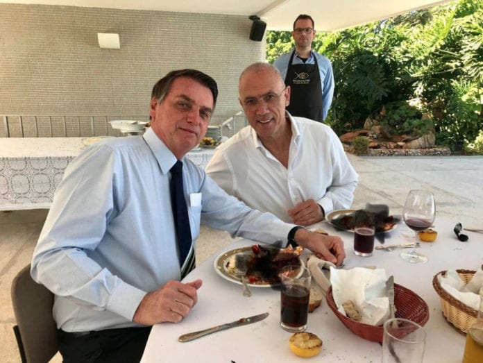 Brasils president Jair Bolsonaro og Israels ambassadør Yossi Sheley. (Foto: Israels ambassade i Brasil, Twitter)