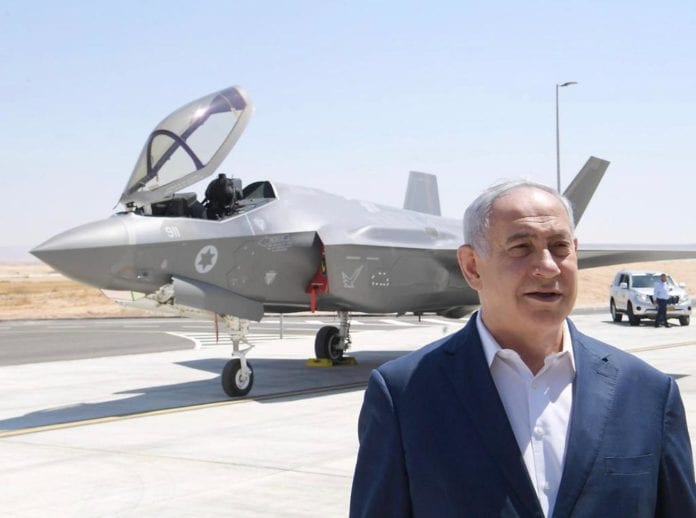 Benjamin Netanyahu foran et av Israels F-35-jagerfly på flybasen Nevatim. Israel får 50 slike fly innen 2024. (Foto: GPO)
