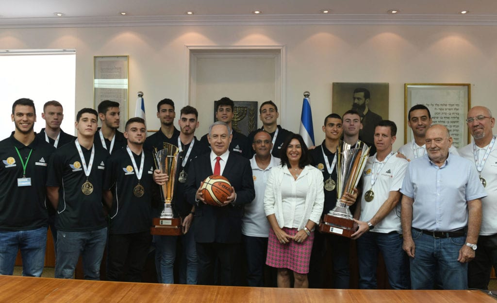 Det israelske U20-landslaget med statsminister Benjamin Netanyahu og sportsminister Miri Regev onsdag 24. juli. (Foto: Kobi Gideon/GPO)