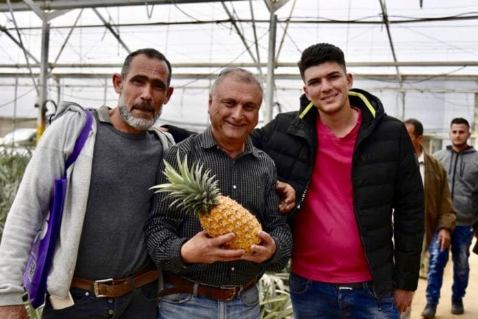 Samir Moadi fra den israelske siviladministrasjonen (i midten) sammen med to palestinere. (Foto: COGAT)