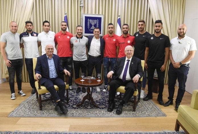 President Rivlin med fotballspillere. (Foto: Mark Neiman, GPO)