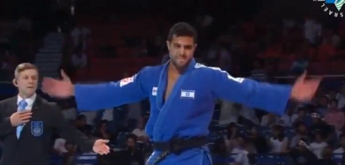 Israels Sagi Muki har nettopp vunnet finalekampen under VM i Japan. (Skjermdump fra Twitter)