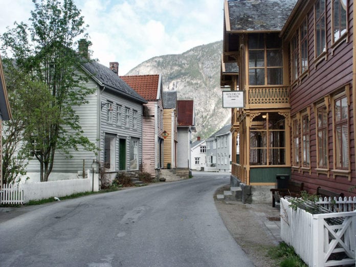 Lærdalsøyri er et tettsted og administrasjonssenteret i Lærdal kommune i Sogn og Fjordane. Bildet er fra 2006. (Foto: Frode Inge Helland, Wikimedia Commons)