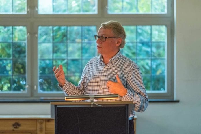 Hallgrim Berg, sekretær i MIFF Hallingdal, var en av hovedtalerne på stiftelsesmøtet til MIFF Bjørnafjorden. (Foto: Thorstein Skårnes)