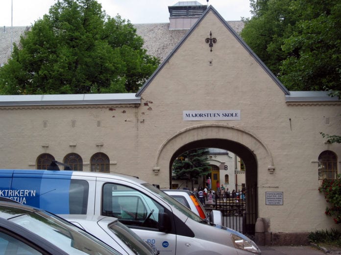Ved inngangspartiet til Majorstuen skole i Oslo var det tagget «Jews are not people». Jødehetsen fikk stå i minst fire måneder. (Foto: Joongi Kim, flickr)