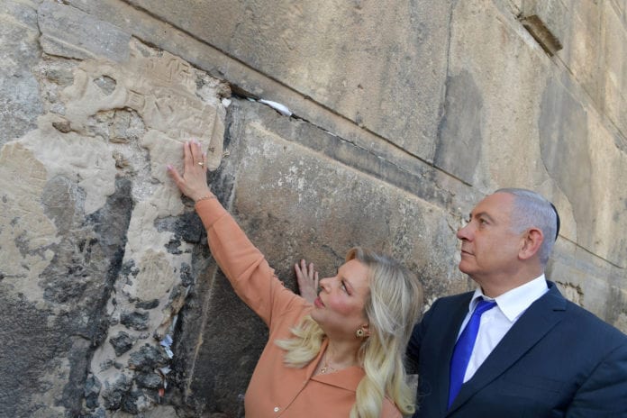Sara og Benjamin Netanyahu ved Patriarkenes grav i Hebron 4. september 2019. (Foto: Kobi Gideon, GPO)