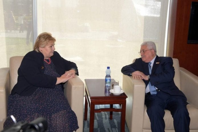 Statsminister Erna Solberg og PA-president Mahmoud Abbas møtte hverandre under toppmøtet i Den Afrikanske Union i februar 2019. (Foto: Facebook-siden til Mahmoud Abbas)