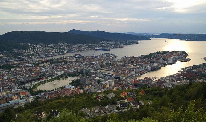 Fløyen_view_on_Bergen_edit