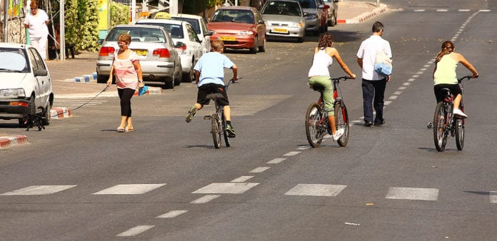 På Yom Kippur unnlater de aller fleste jødiske israelere å kjøre bil. Da kan myke trafikanter innta det som ellers er travle bygater. Her fra Petah Tikva i 2009. (Foto: Yossi Gurvitz, flickr)