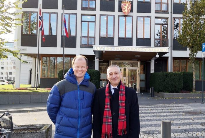 I begynnelsen av november varslet Conrad Myrland, daglig leder i MIFF, og Marcus Sheff, direktør for IMPACT-se, Stortinget og Utenriksdepartementet om det ekstreme innholdet i palestinske skolebøker. (Foto: Arik Agassi, IMPACT-se)