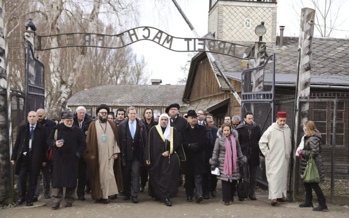 En stor gruppe prominente muslimske ledere besøkte den tidligere konsentrasjonsleiren Auschwitz-Birkenau sammen med medlemmer fra American Jewish Committee. Det er i år 75 år siden leiren ble frigjort. (Foto: American Jewish Committee)