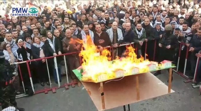 Her brennes en modell av en jødisk by under Fatahs markering av 55 år med terror. (Foto: Palestinian Media Watch)