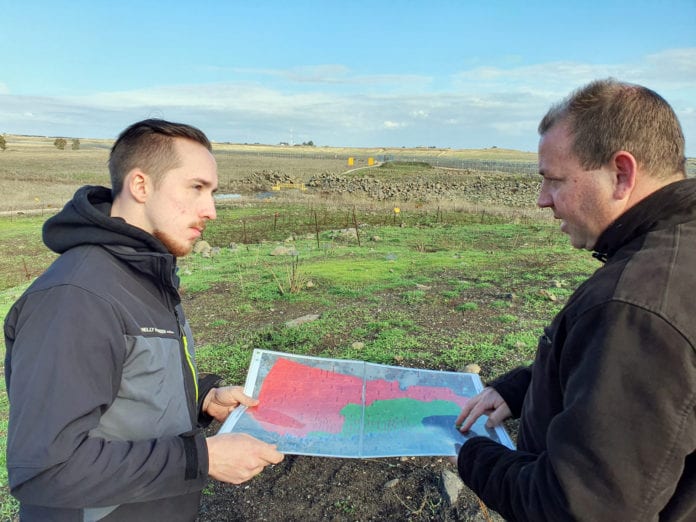 Eyal Dror (t.h.) forklarer MIFF-medlem Robin Bråthen om situasjonen under den syriske borgerkrigen og arbeidet de gjorde i Operasjon God Nabo. Grensegjerdet og overgangen til Syria i bakgrunnen. (Foto: Kjetil Ravn Hansen, MIFF)