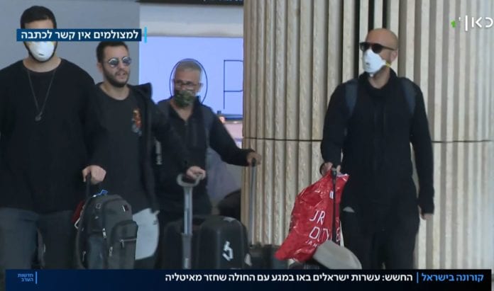 Flypassasjerer med munnbind på Ben Gurion flyplass. (Skjermdump fra Kan)