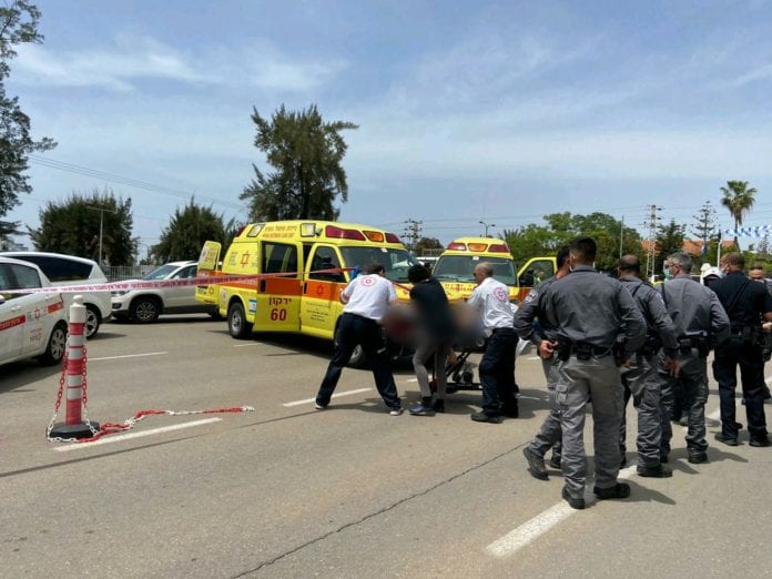 Politi og helsepersonell utenfor Sheba-sykehuset i Tel Aviv onsdag 13. mai. (Foto: Magen David Adom)
