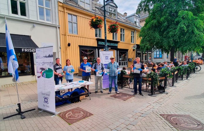 Frivillige fra MIFF Trondheim stod på stand i Trondheim sentrum lørdag 13. juni. (Foto: Geir Knutsen)
