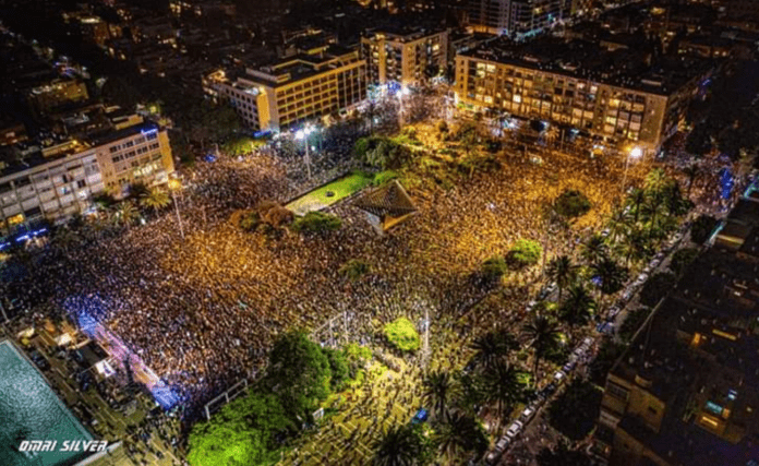 Demonstrasjon De israelske helsemyndighetene frykter at den store demonstrasjonen på Kikar Rabin i Tel Aviv lørdag kveld vil få koronasmitten til å spre seg ytterligere. (Foto: @Itai_Leshem)