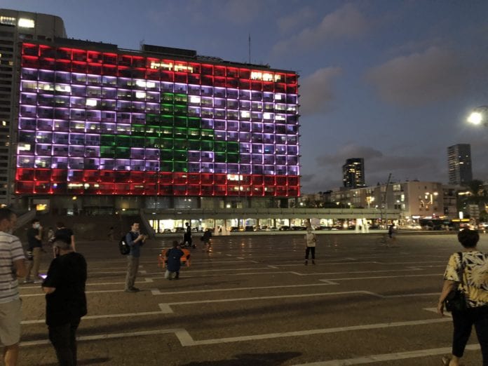 Rådhuset i Tel Aviv viste det libanesiske flagget på fasaden 5. august i solidaritet etter den enorme eksplosjonen i Beirut. (Foto: Muammad Zoabi, Twitter)