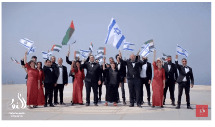 Sang2 Det israelske ensemblet Firqat Alnoor Orchestra har skapt begeistring i den arabiske verden med deres coverversjon av en emiratisk hit. (Foto: Firqat Alnoor Orchestra, skjermdump)