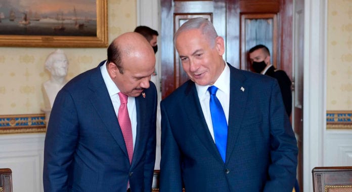 Israels statsminister Benjamin Netanyahu i samtale med Bahrains utenriksminister Abdullatif Al Zayani. (Foto: Ohayon Avi, GPO)