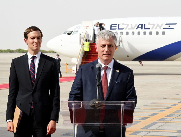 USAs nasjonale sikkerhetsrådgiver Robert O’Brien (t.h.) sammen med Trumps Midtøsten-forhandler og svigersønn Jared Kushner. (Foto: Matty Stern, USAs ambassade i Jerusalem, flickr)