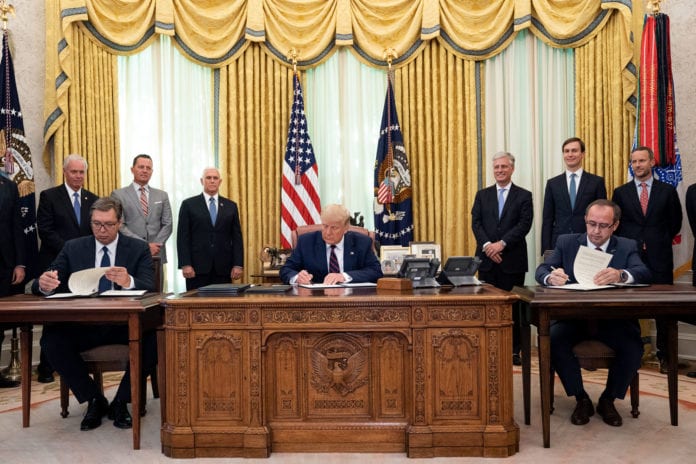Serbias president Aleksandar Vucic, USAs president Donald Trump og Kosovos statsminister Avdulla Hoti skriver under en avtale i Det hvite hus 4. september 2020. (Foto: Joyce N. Boghosian, Det hvite hus, flickr)