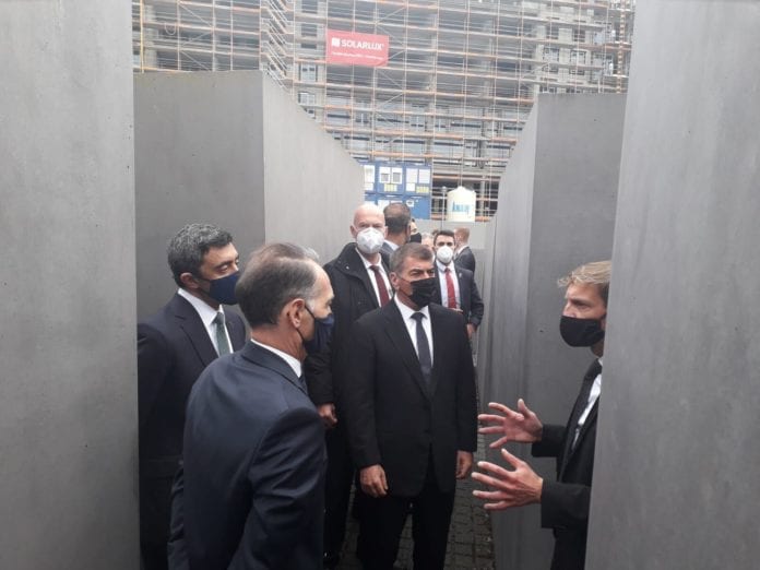 Emiratenes, Tysklands og Israels utenriksminstre får orientering om Holocaust-minnesmerket i Berlin. (Foto: Israelsk UD)