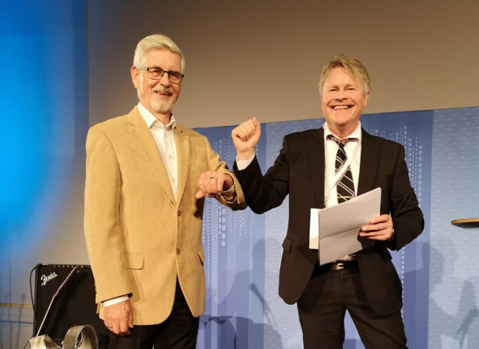 Gabriel Edland (t.v.) mottar hedersprisen fra MIFFs styreleder Bengt-Ove Nordgård. (Foto: Conrad Myrland, MIFF)