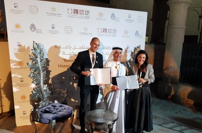 Eran Teboul (f.v.), Ahmed Obaid Al Mansoori, grunnlegger av Crossroads of Civilizations Museum og Jerusalems varordfører Fleur Hassan-Nahoum. (Foto: Ashley Perry) The Heritage Center for Middle East and North Africa Jewry og Crossroads of Civilizations Museum.