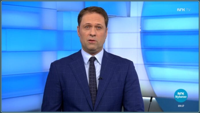 Programleder Tom Nilssen korrigerte feilen på vegne av NRK Dagsrevyen. (Skjermdump fra nrk.no 24. februar 2021) Tom Nilssen