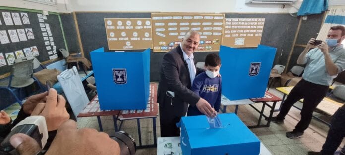 Mansour Abbas stemmer ved valget