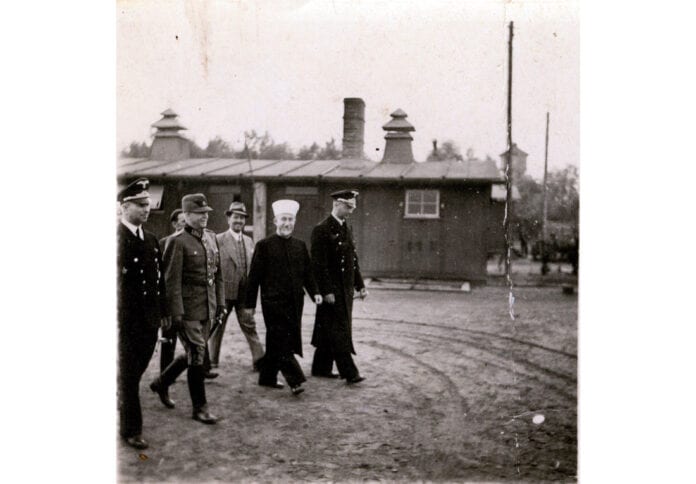 Haj Amin al-Husseini i konsentrasjonsleiren i Trebbin i 1942. (Foto: Kedem Auction House, via Tabletmag.com)