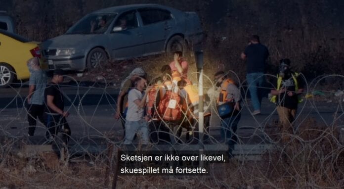 Opptak fra Nablus på Vestbredden 18. mai 2021 viser en ung palestiner som hopper opp og ned fra sykebåren.