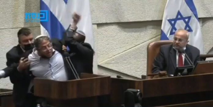 Knessets ordensvakter fjerner Itamar Ben Gvir fra talerstolen etter ordre fra Ahmed Tibi (t.h.). (Foto: Knesset/ YouTube)