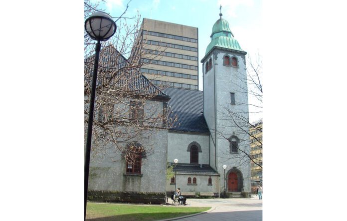 I en beskrivelse av en fotoutstilling utenfor St. Jakob kirke i Bergen (bildet) gir Kirkeuka inntrykk av at palestinerne er offer for «daglige ‘korsfestelser’». (Foto: Wikimedia Commons)