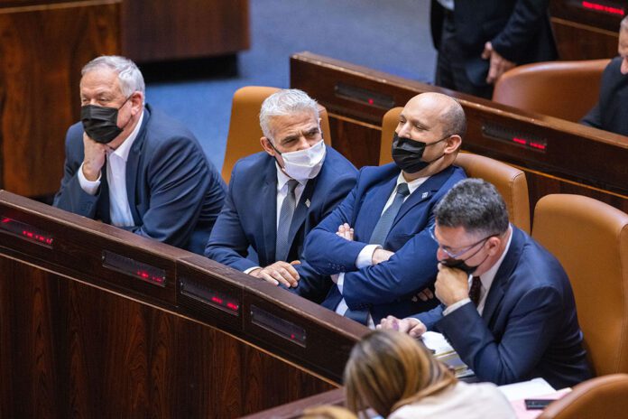 Benny Gantz, Yair Lapid, Naftali Bennett og Gideon Sa’ar i Knesset under behandlingen av statsbudsjettet. (Fofo: Olivier Fitoussi, Flash90)